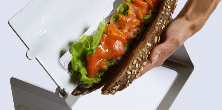 Assemblez le pain et la garniture à sandwich facilement